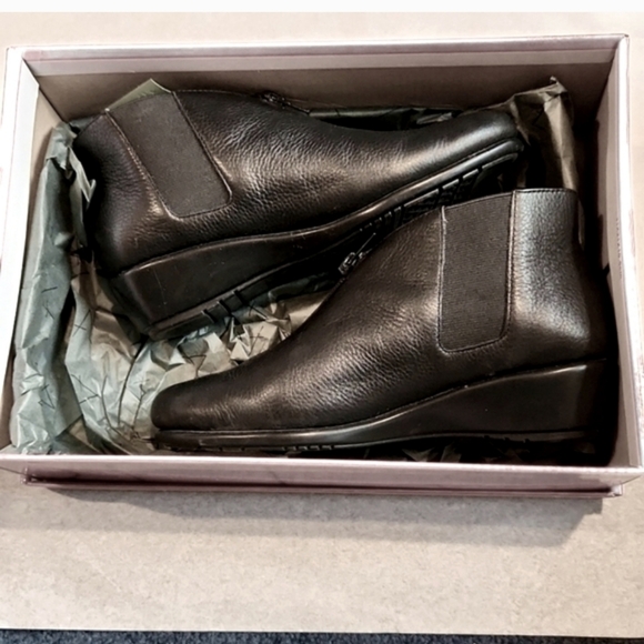 Aerosols Womens Black Leather Booties Size 5M Worn 1X - Picture 2 of 4